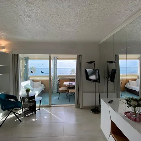 06bh - Beautiful Seafront Apartment *