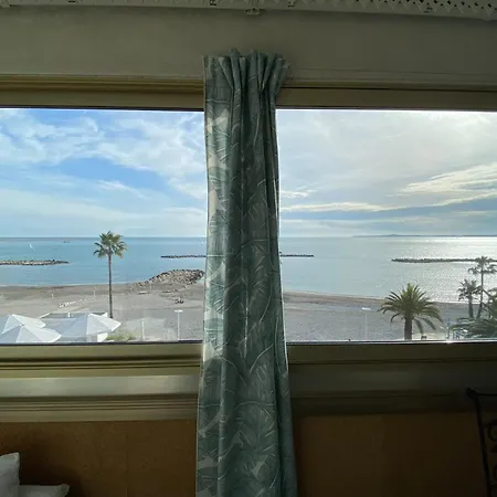 06bh - Beautiful Seafront Apartment
